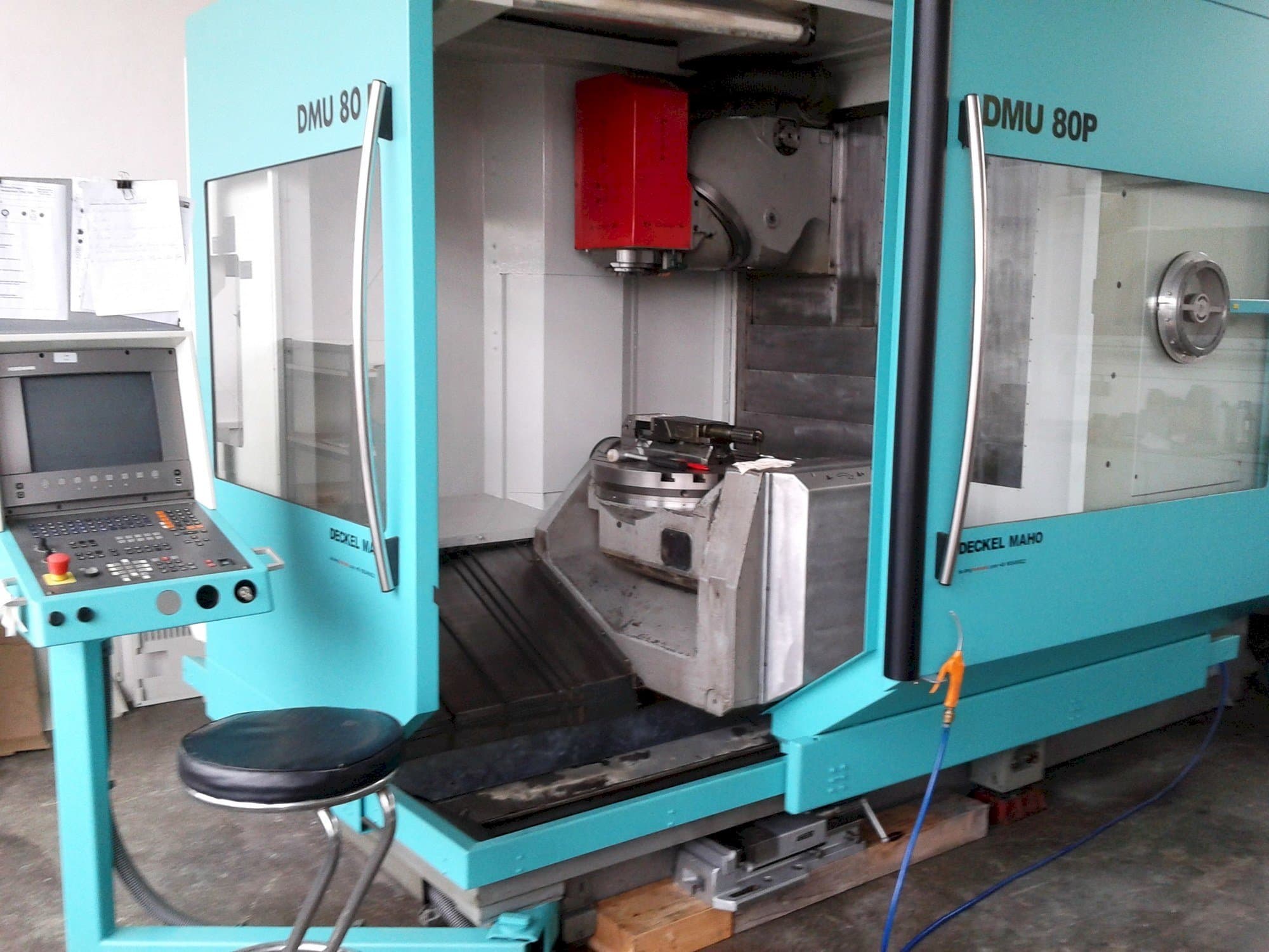 Makine  DECKEL MAHO DMU 80P - Önden görünüm