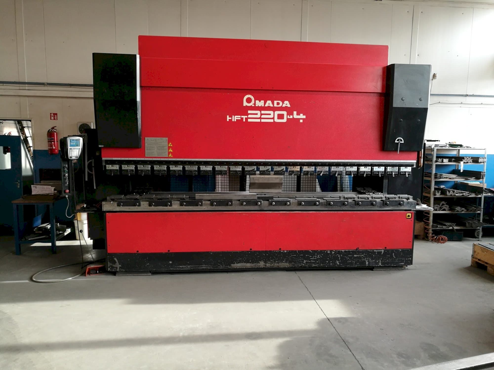 Makine  AMADA HFT 220-4 - Önden görünüm