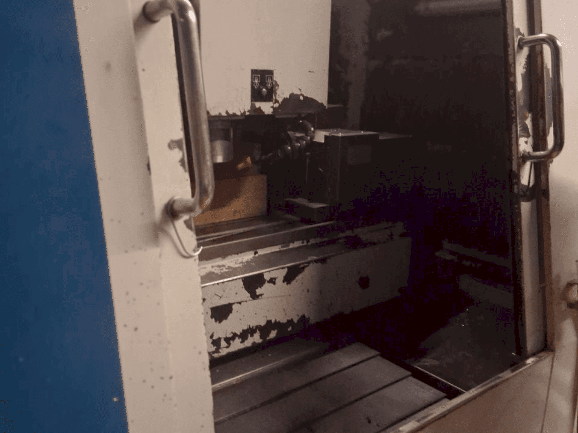 Makine  Hurco BMC 30HT/M - Önden görünüm