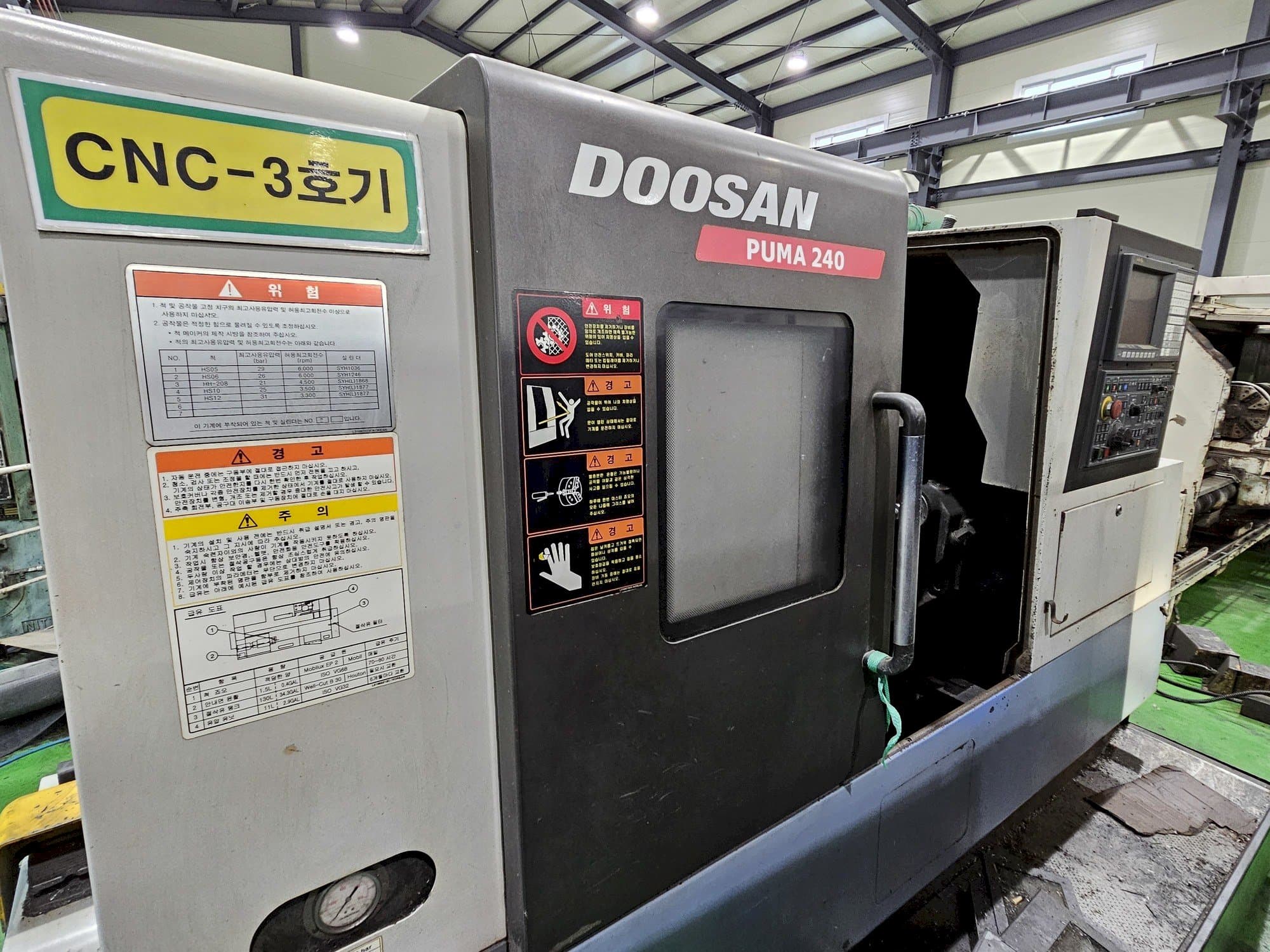 Makine  Doosan Puma 240 - Önden görünüm