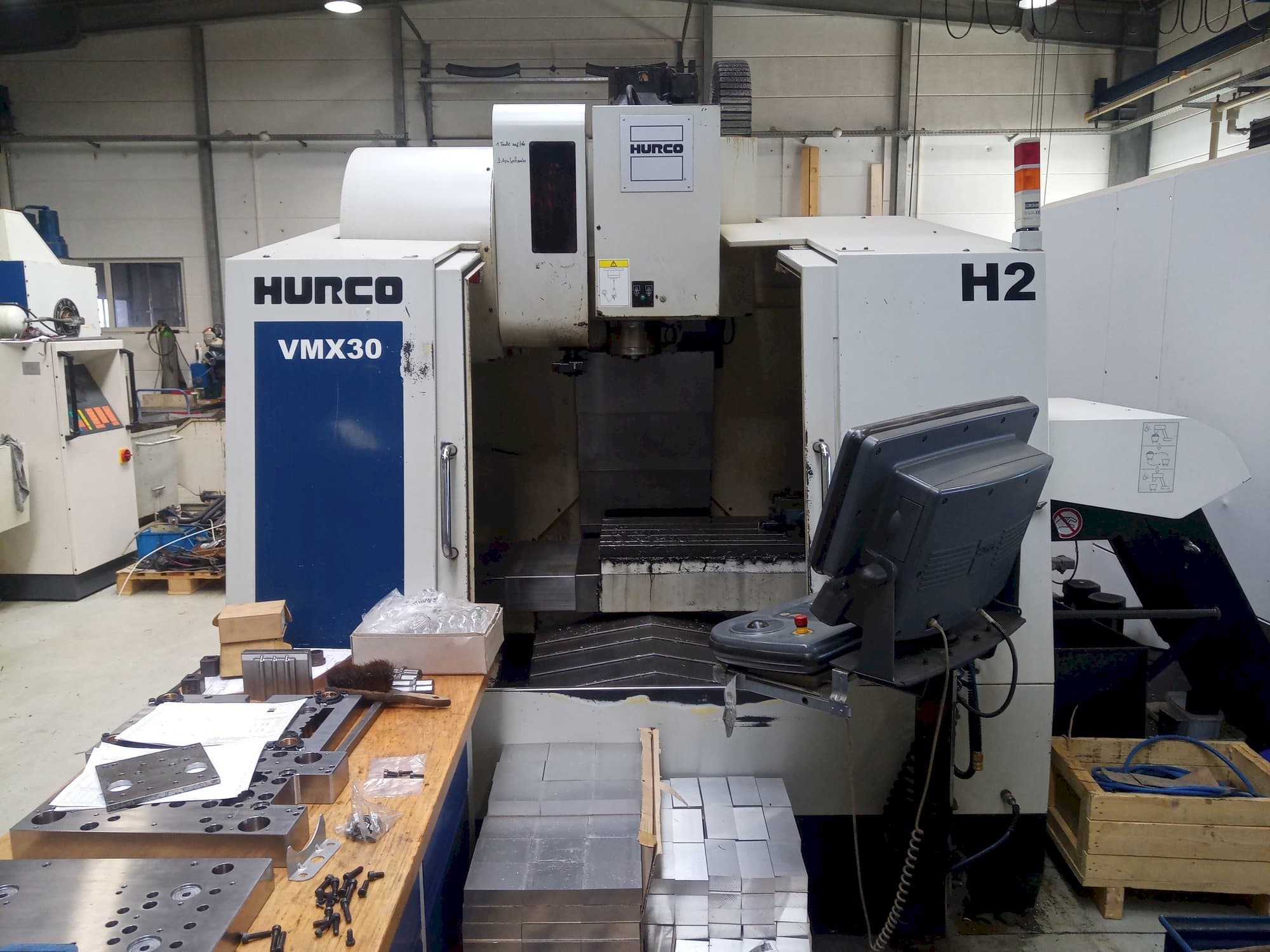 Makine  Hurco VMX30 - Önden görünüm