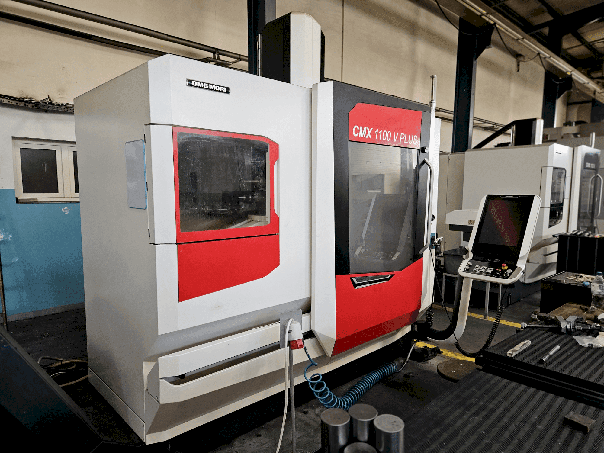 Makine  DMG MORI CMX 1100 V - Önden görünüm