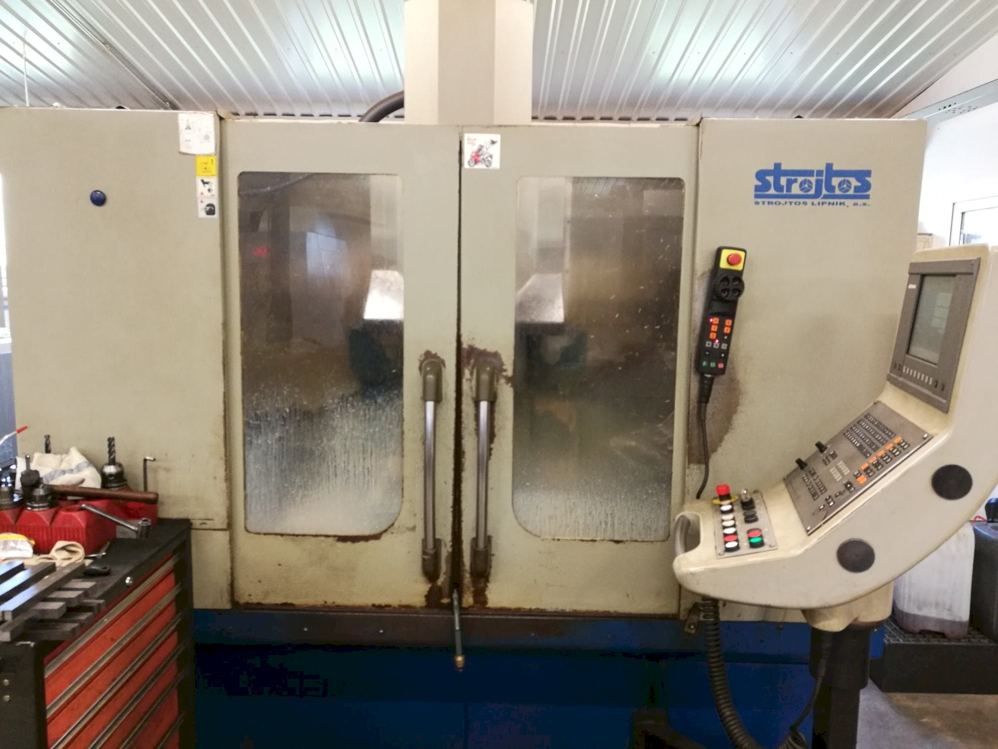 Makine  Strojtos  VMC 40/8 - Önden görünüm