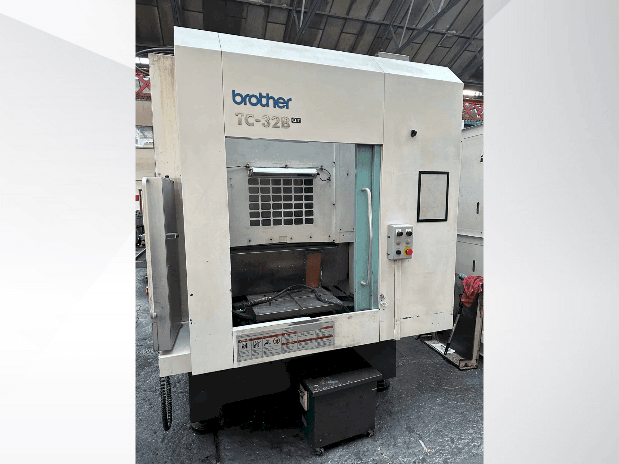 Makine  Brother TC-32B QT - Önden görünüm