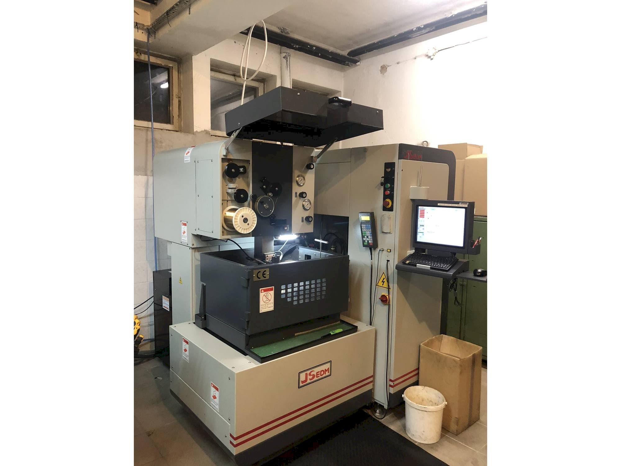 Makine  JS EDM Wi-200s - Önden görünüm