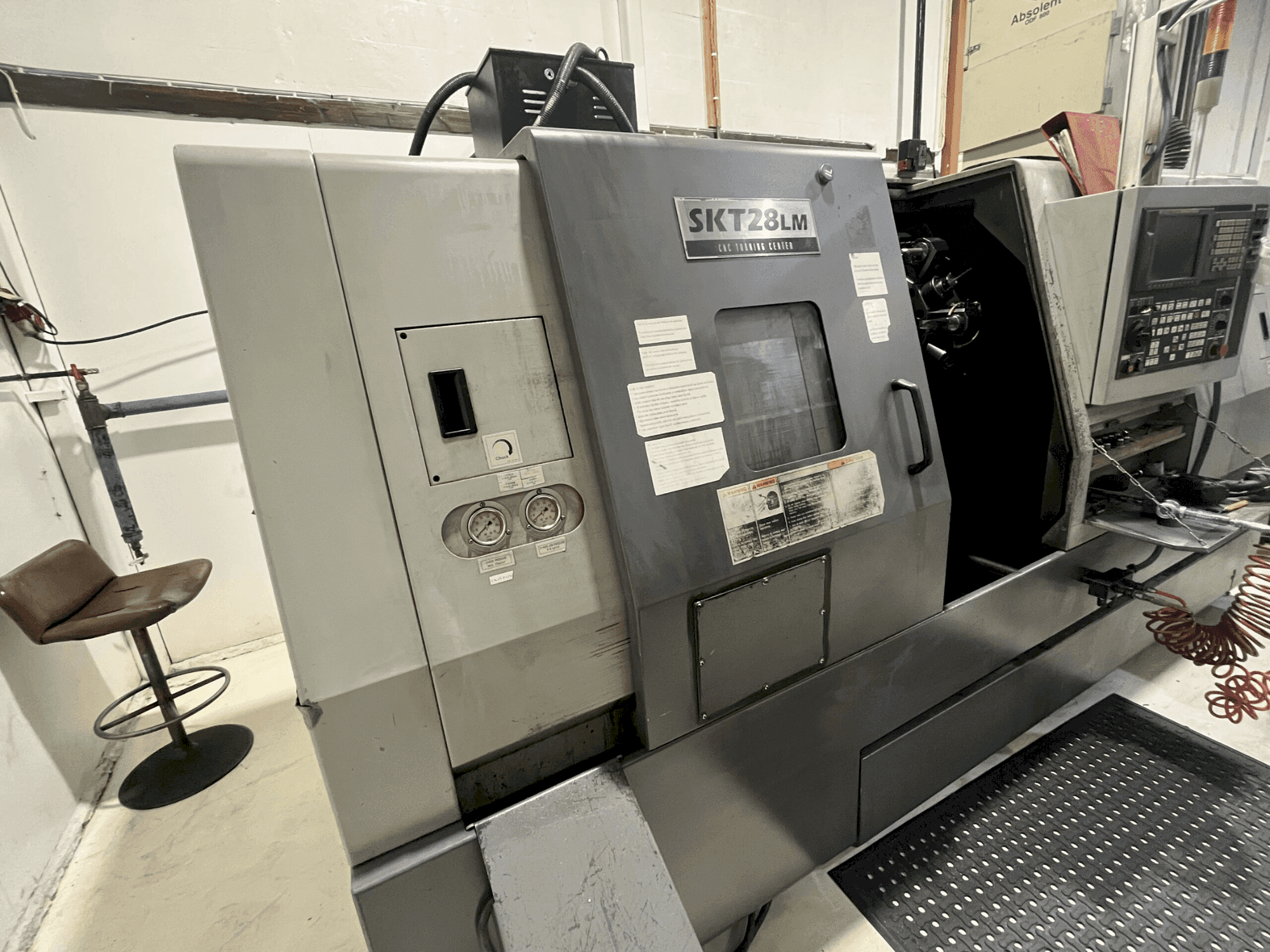 Makine  Hyundai Kia SKT 28 LM - Önden görünüm