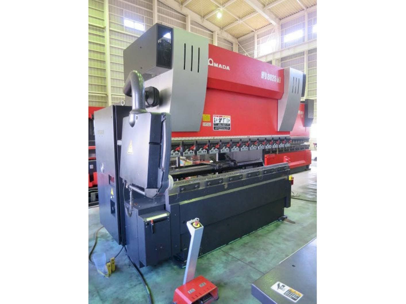Makine  AMADA HD 8025NT - Sol taraftaki görüntü