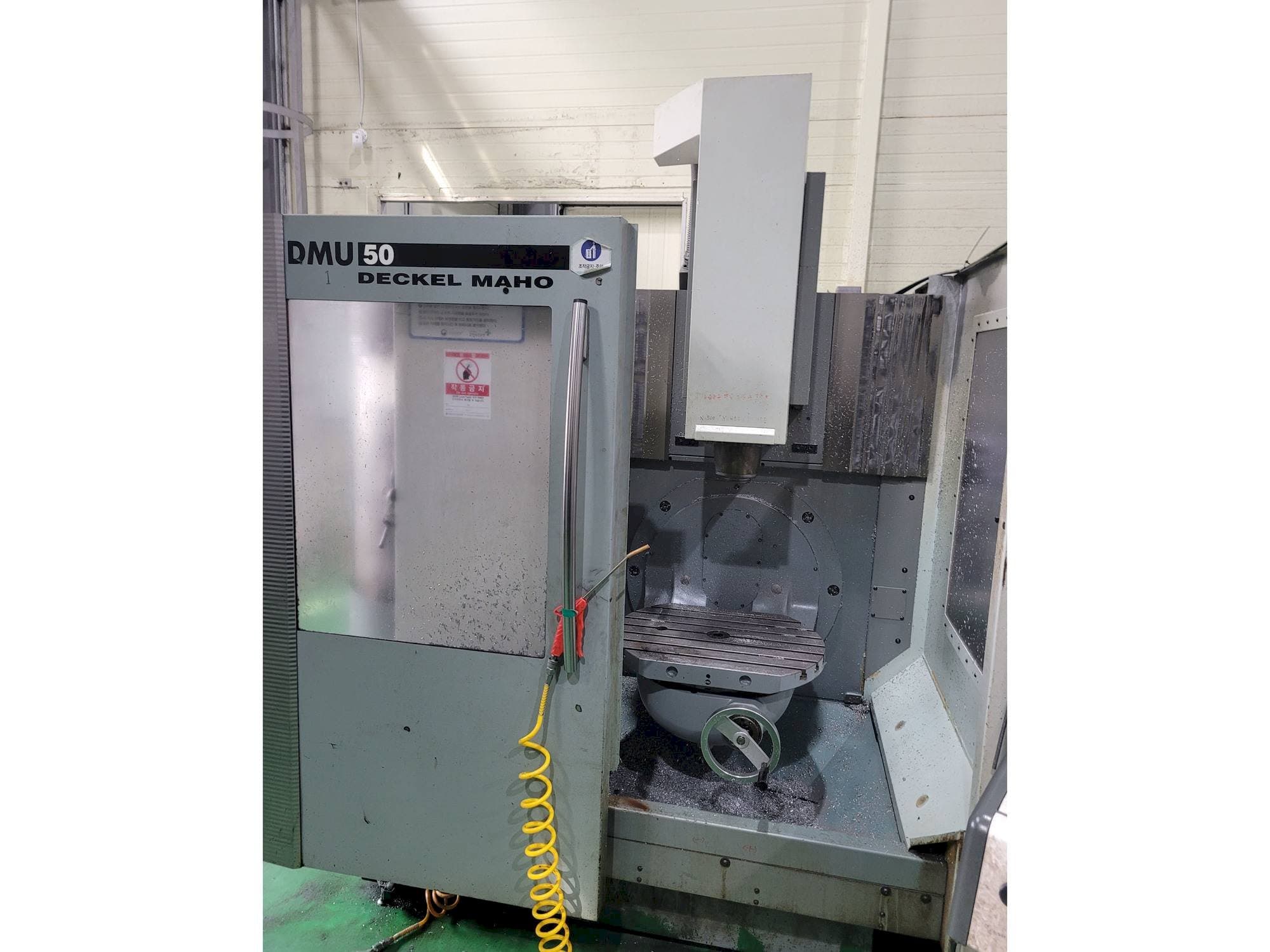 Makine  DECKEL MAHO DMU 50 - Önden görünüm