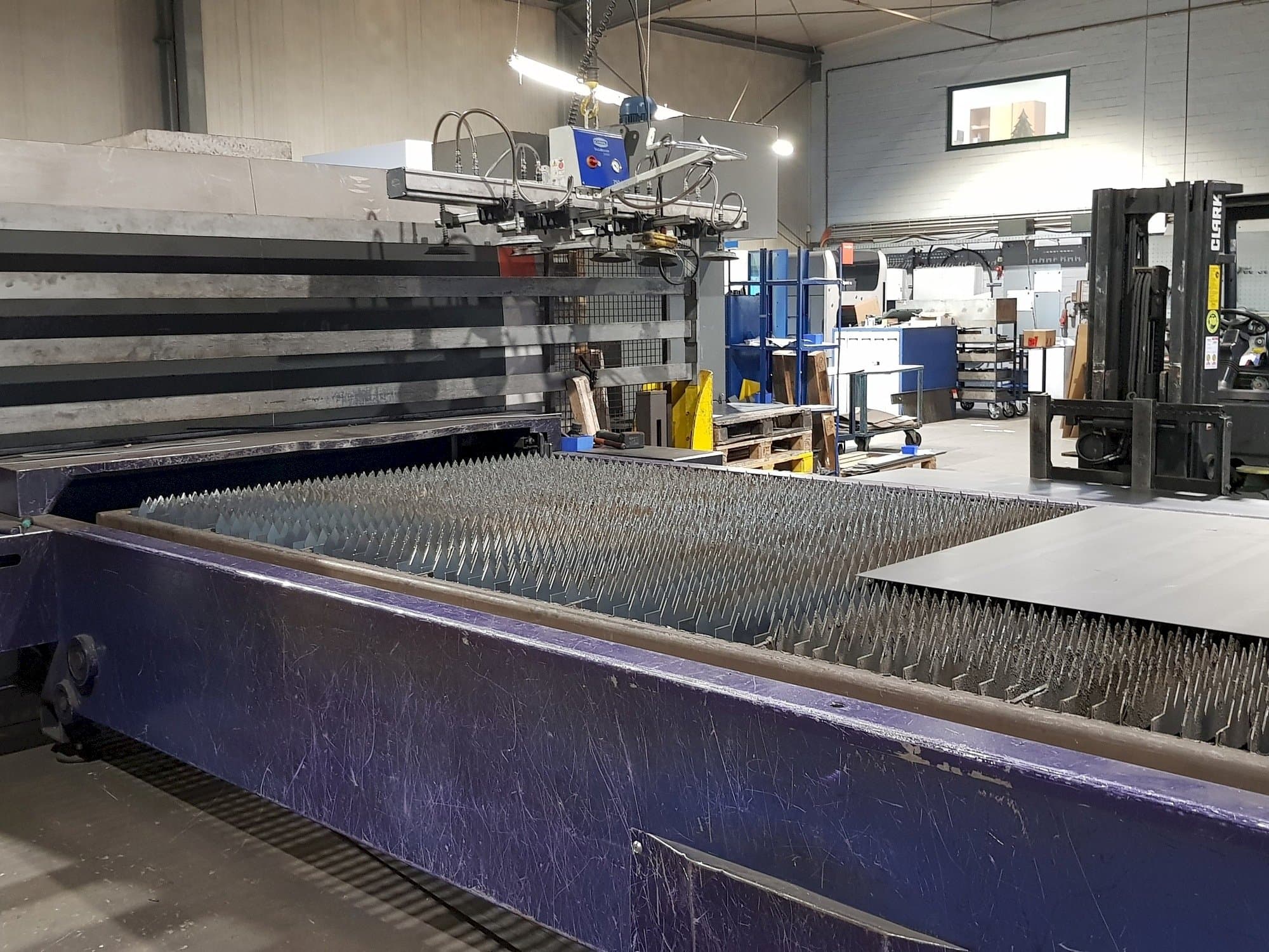 Makine  Bystronic Fiber 4000x2000 - Önden görünüm