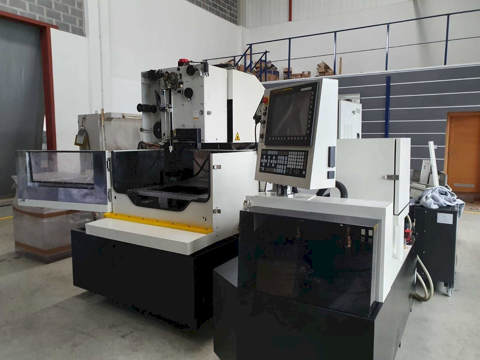 Makine  FANUC Robocut α-1iE - Önden görünüm