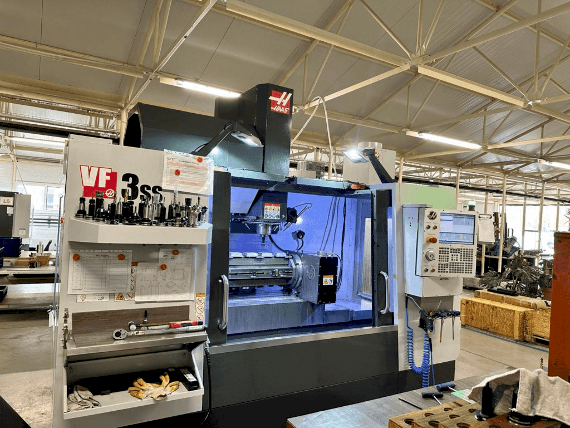 Makine  HAAS VF-3SS - Önden görünüm