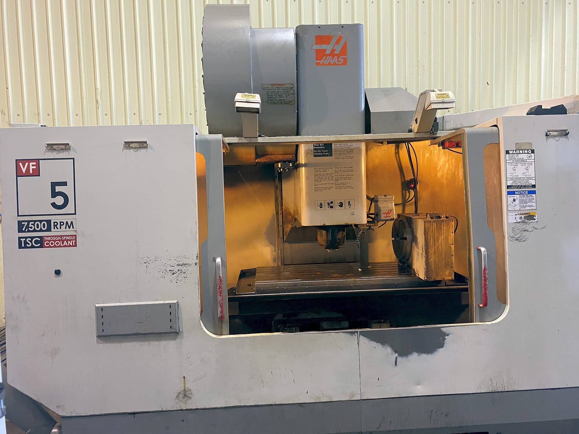 Makine  HAAS VF-5/50HE - Önden görünüm