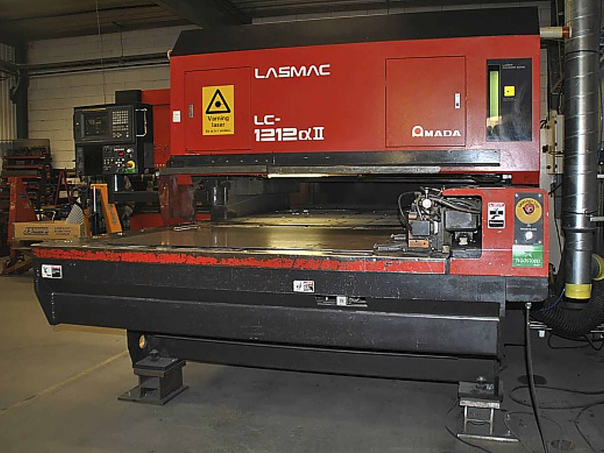 Makine  AMADA - Önden görünüm LC-1212 Alpha II