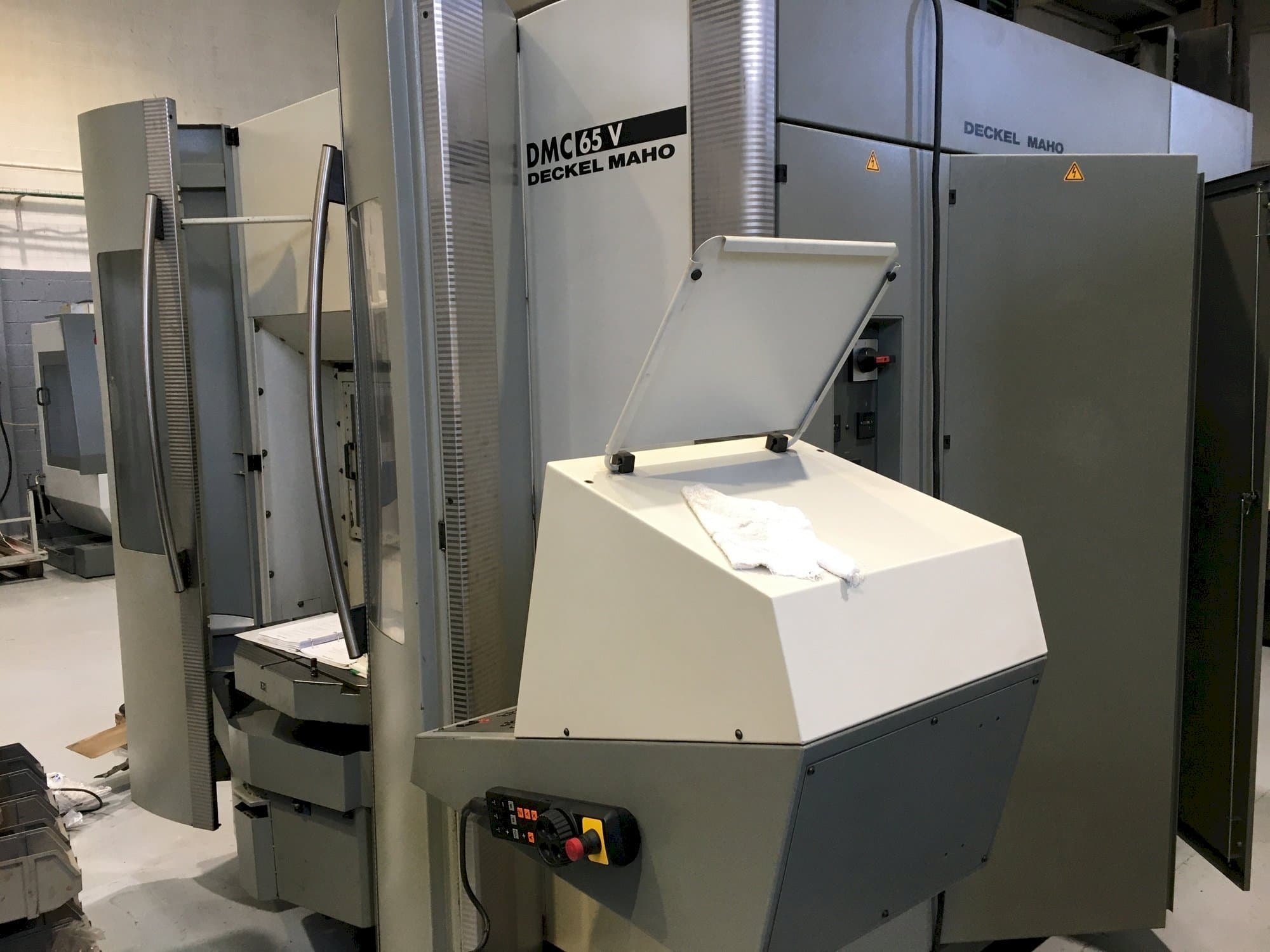 Makine  DECKEL MAHO DMC 65V - Önden görünüm