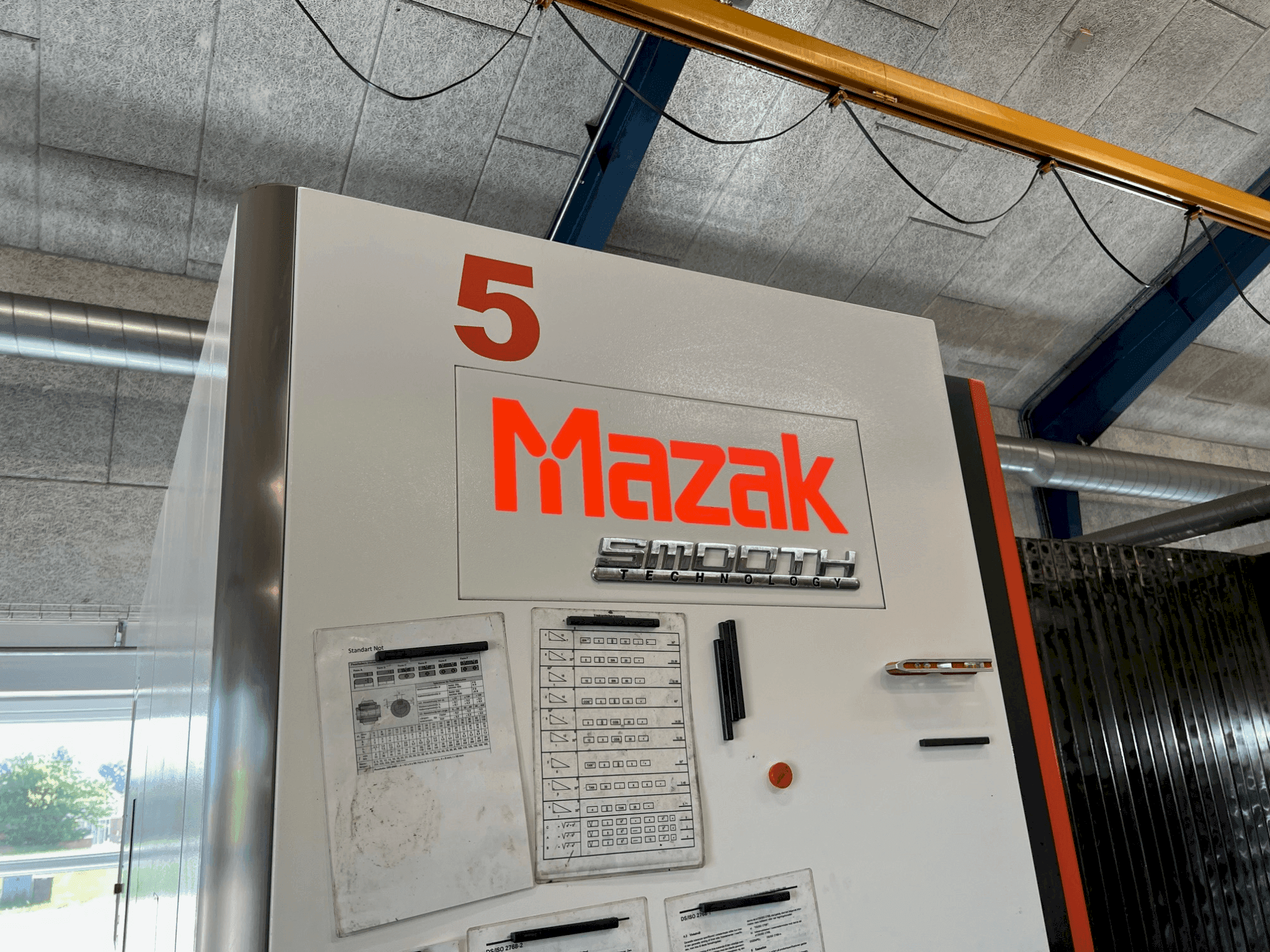 Makine  Mazak VTC-530C - Önden görünüm