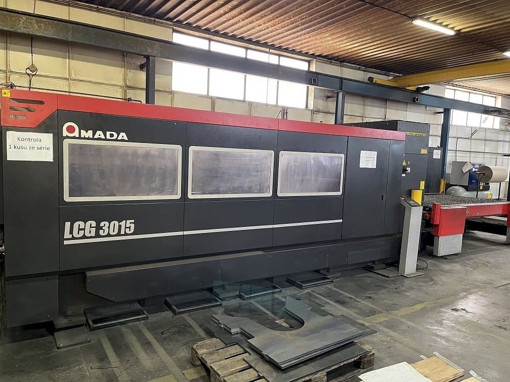 Makine  AMADA LCG 3015 - Önden görünüm