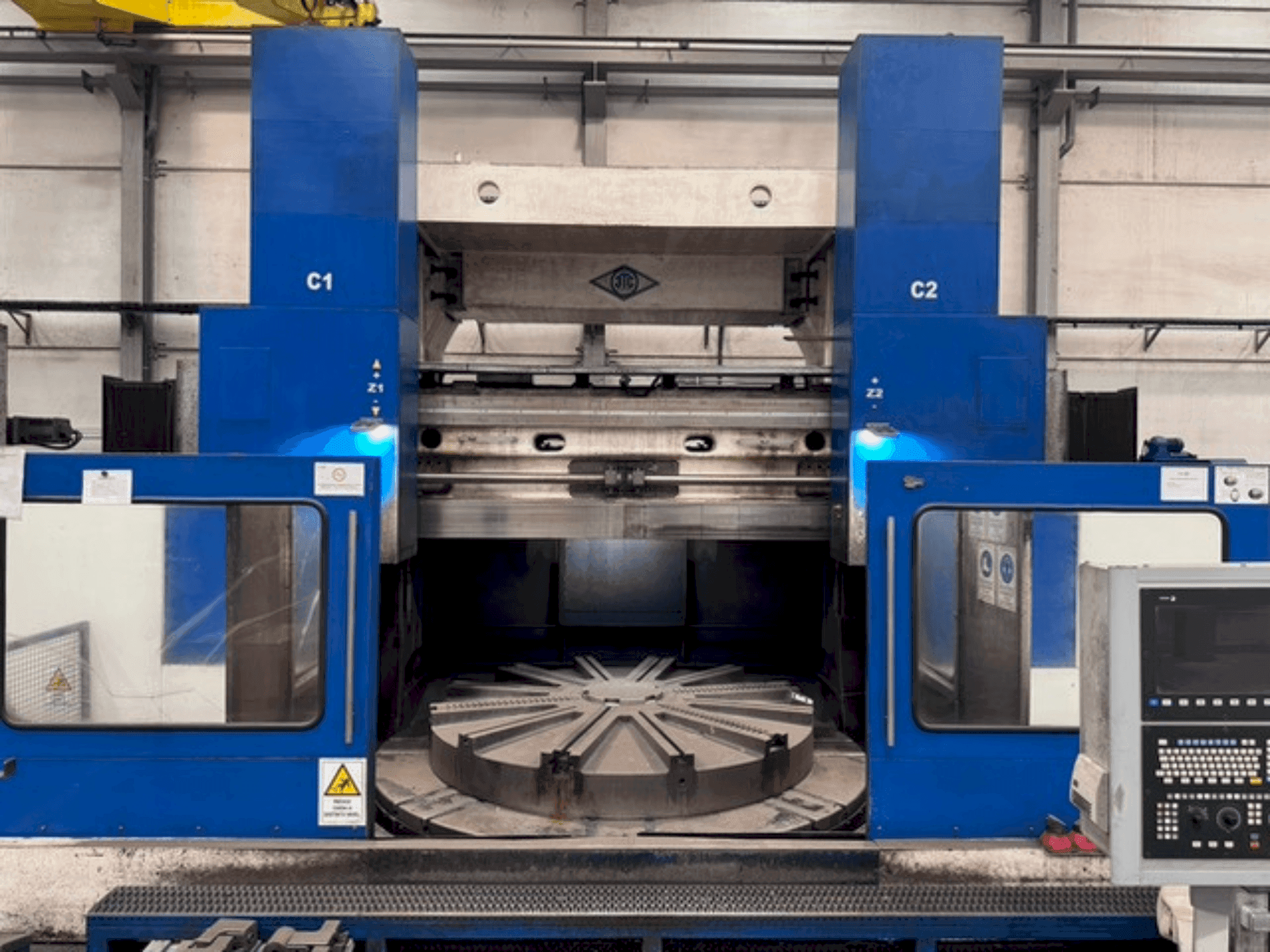 Makine  KOLOMNA 1532T - Önden görünüm