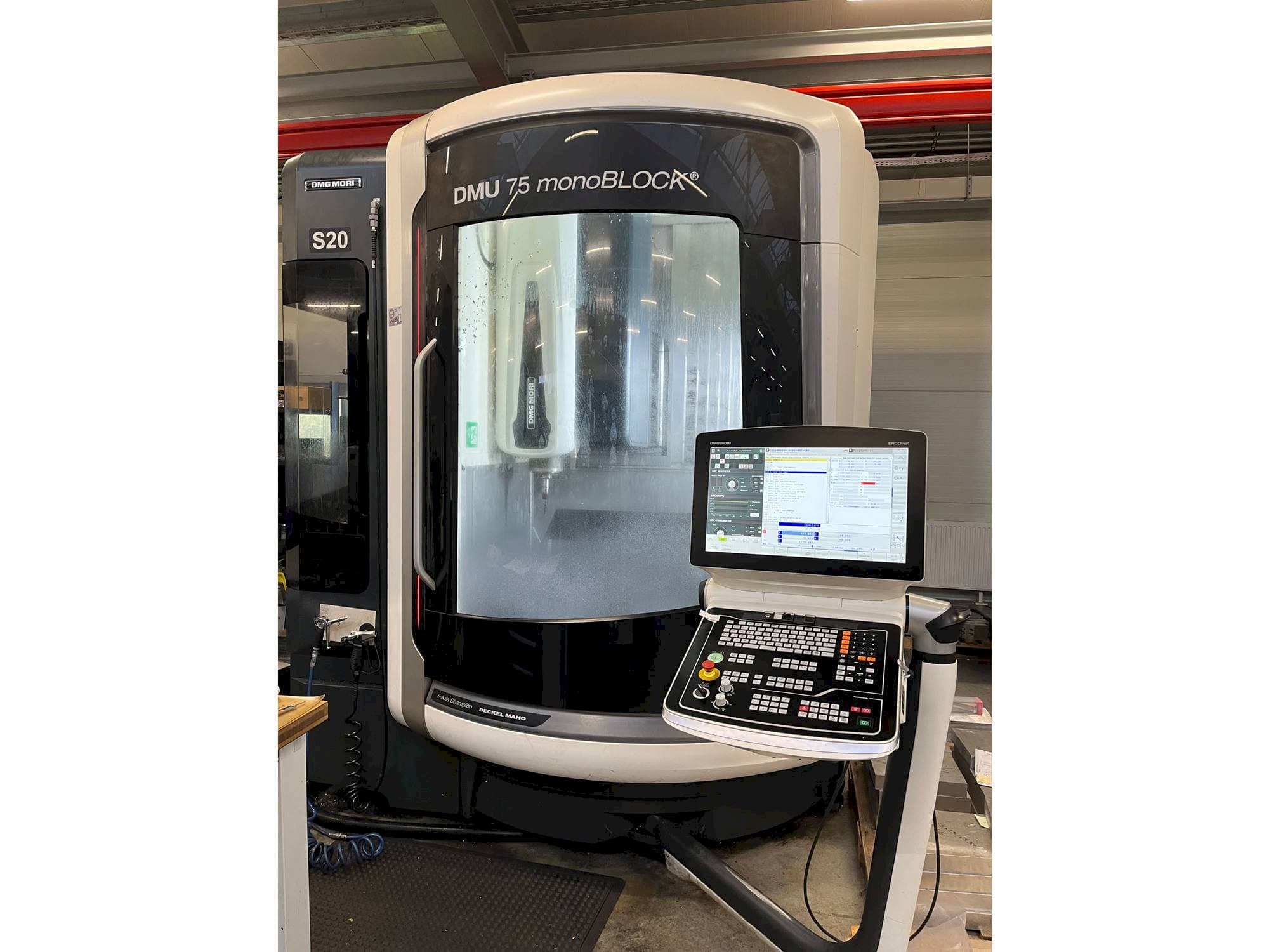 Makine  DMG MORI DMU 75 monoBLOCK - Önden görünüm