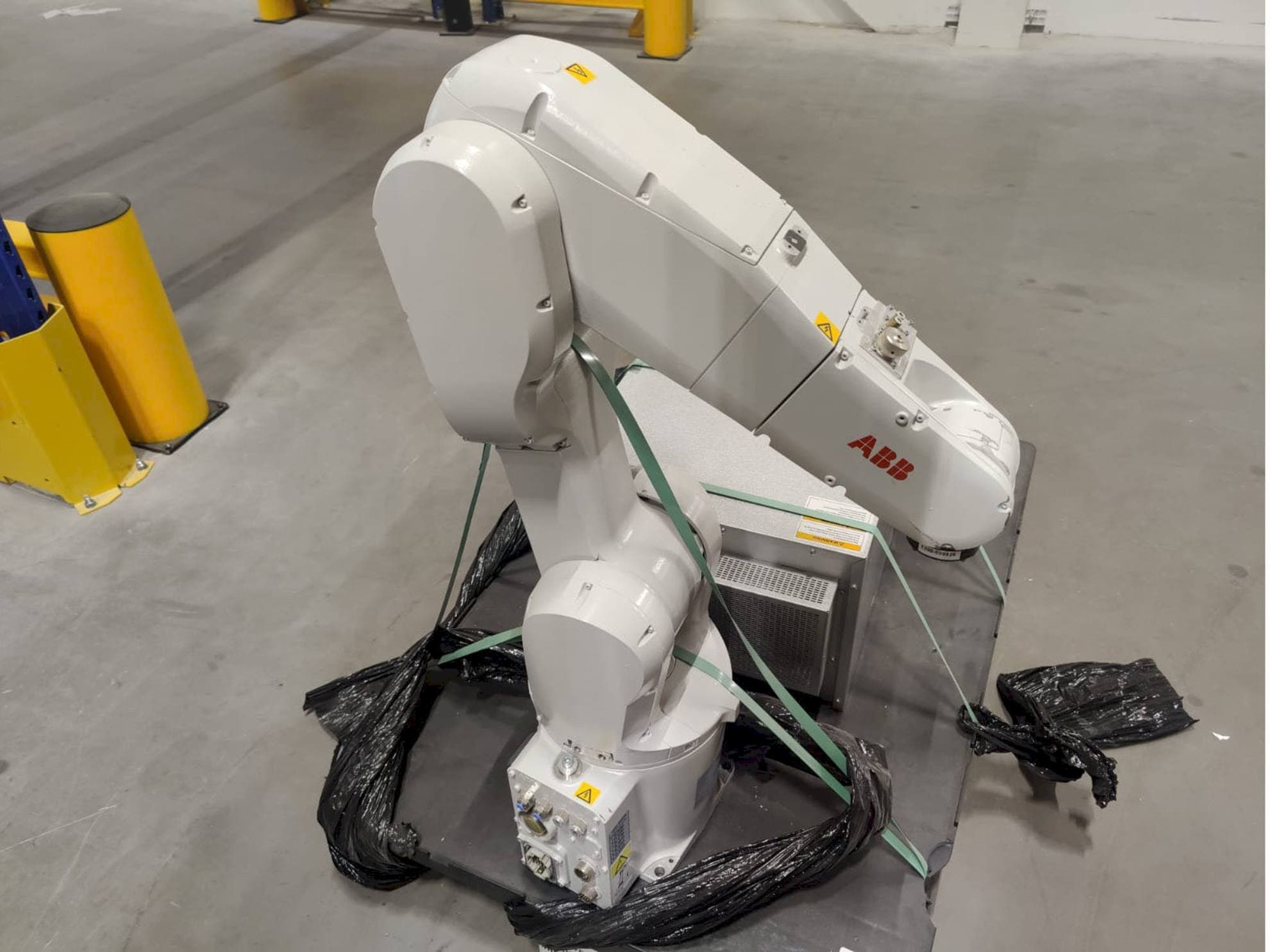 Makine  ABB IRB1200 M2004 - Önden görünüm