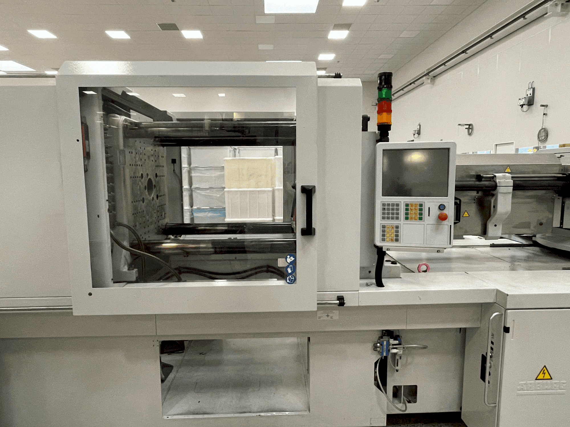 Makine  Arburg Allrounder 570 H 2000-1300 - Önden görünüm