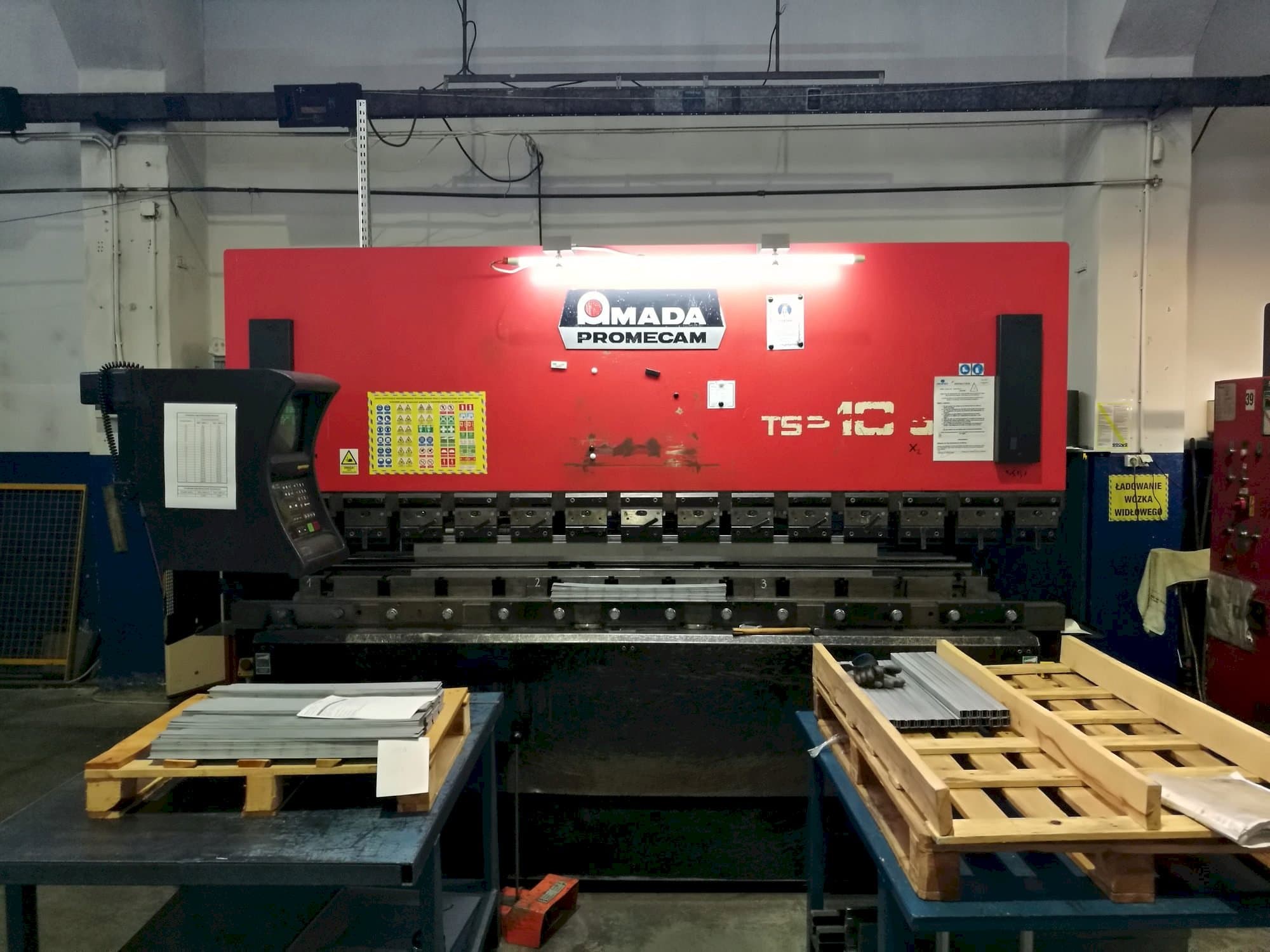 Makine  AMADA ITS2 - Önden görünüm