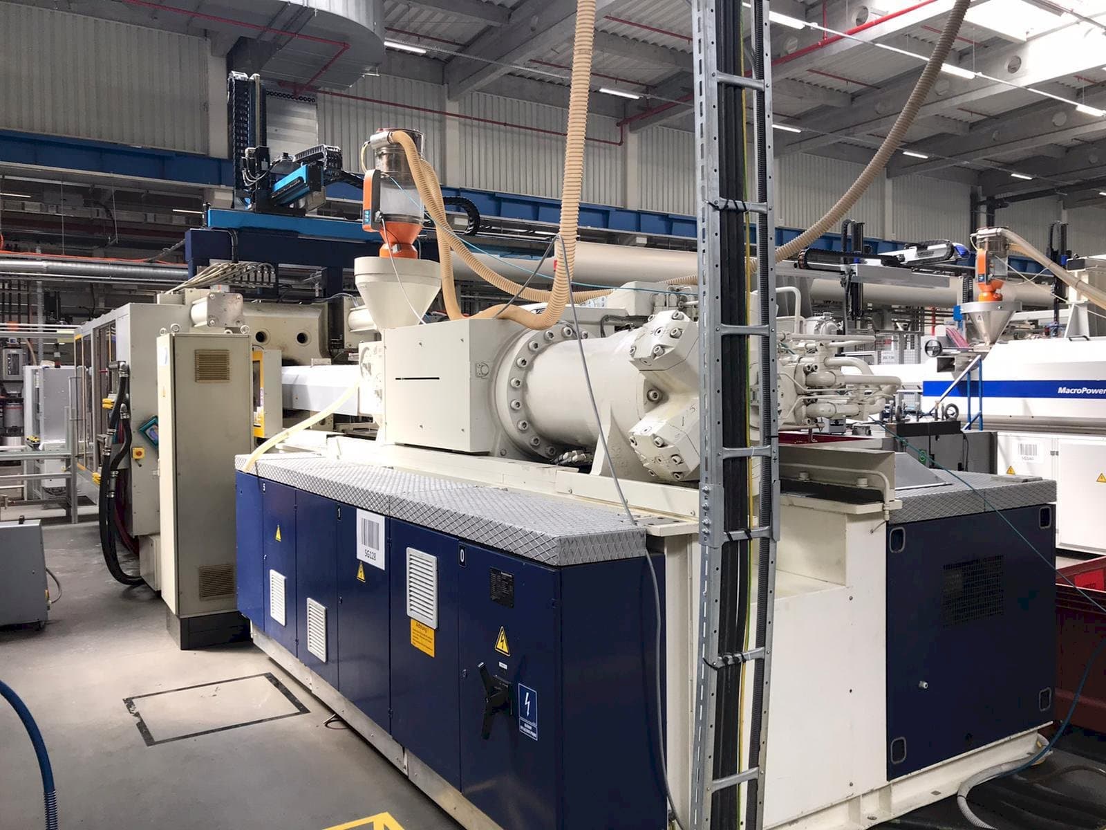 Makine  Krauss Maffei 800-8000 MC - Önden görünüm