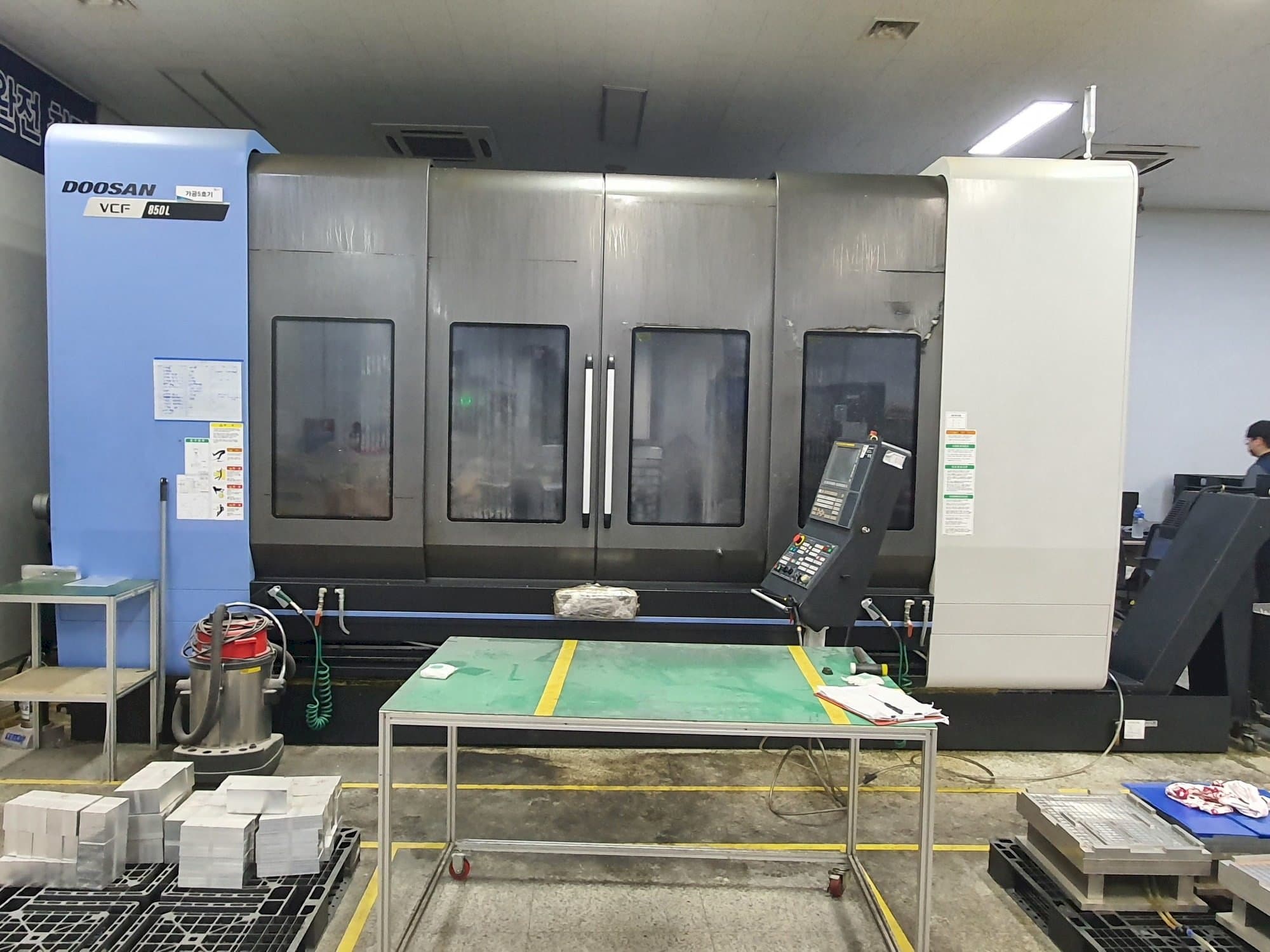 Makine  Doosan VCF850L - Önden görünüm