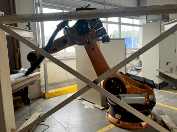Makine  KUKA KR-240-2 - Önden görünüm