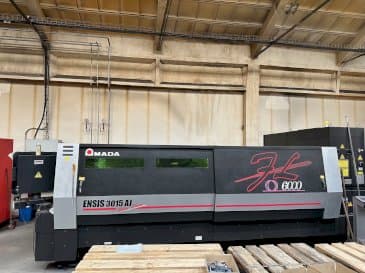 Makine AMADA ENSIS-3015 AJ - Önden görünüm