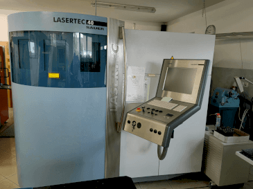 Makine DMG SAUER LASERTEC 40 (2008) - Önden görünüm
