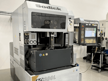 Makine  Sodick AQ300L - Önden görünüm