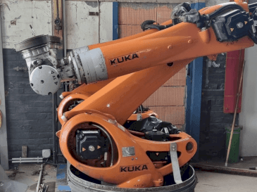 Makine  KUKA KR 90 R3100 extra C-F-HP - Önden görünüm
