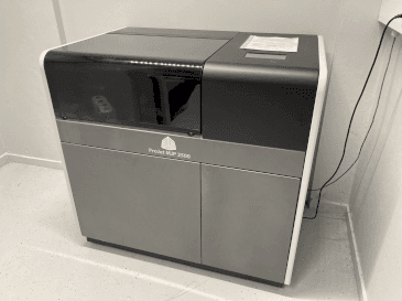 Makine  3DSYSTEMS Projet 2500 Plus - Önden görünüm