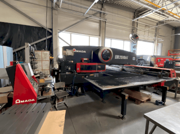 Makine  AMADA EM2510NT - Önden görünüm