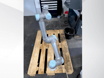 Makine  Universal Robots UR5 CB3.1 - Önden görünüm