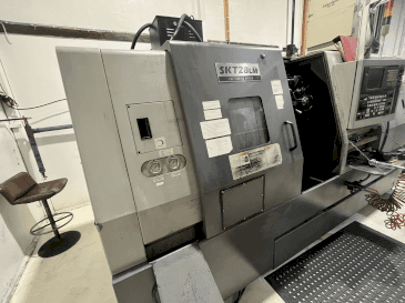 Makine  Hyundai Kia SKT 28 LM - Önden görünüm