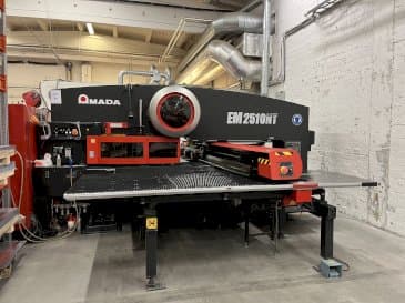 Makine  AMADA EM2510NT - Önden görünüm