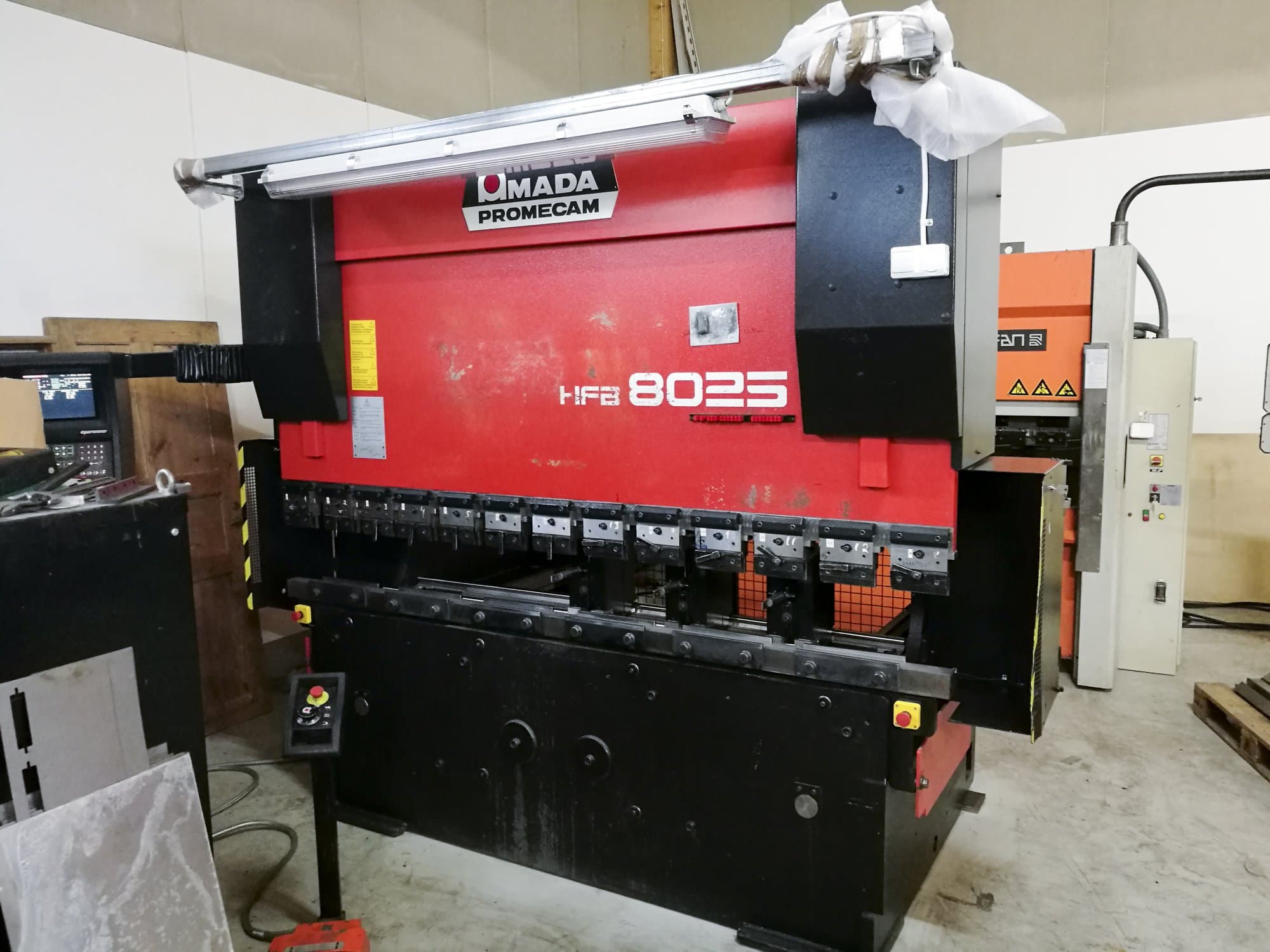 Makine  AMADA - Arkadan görünüm HFB 80-25