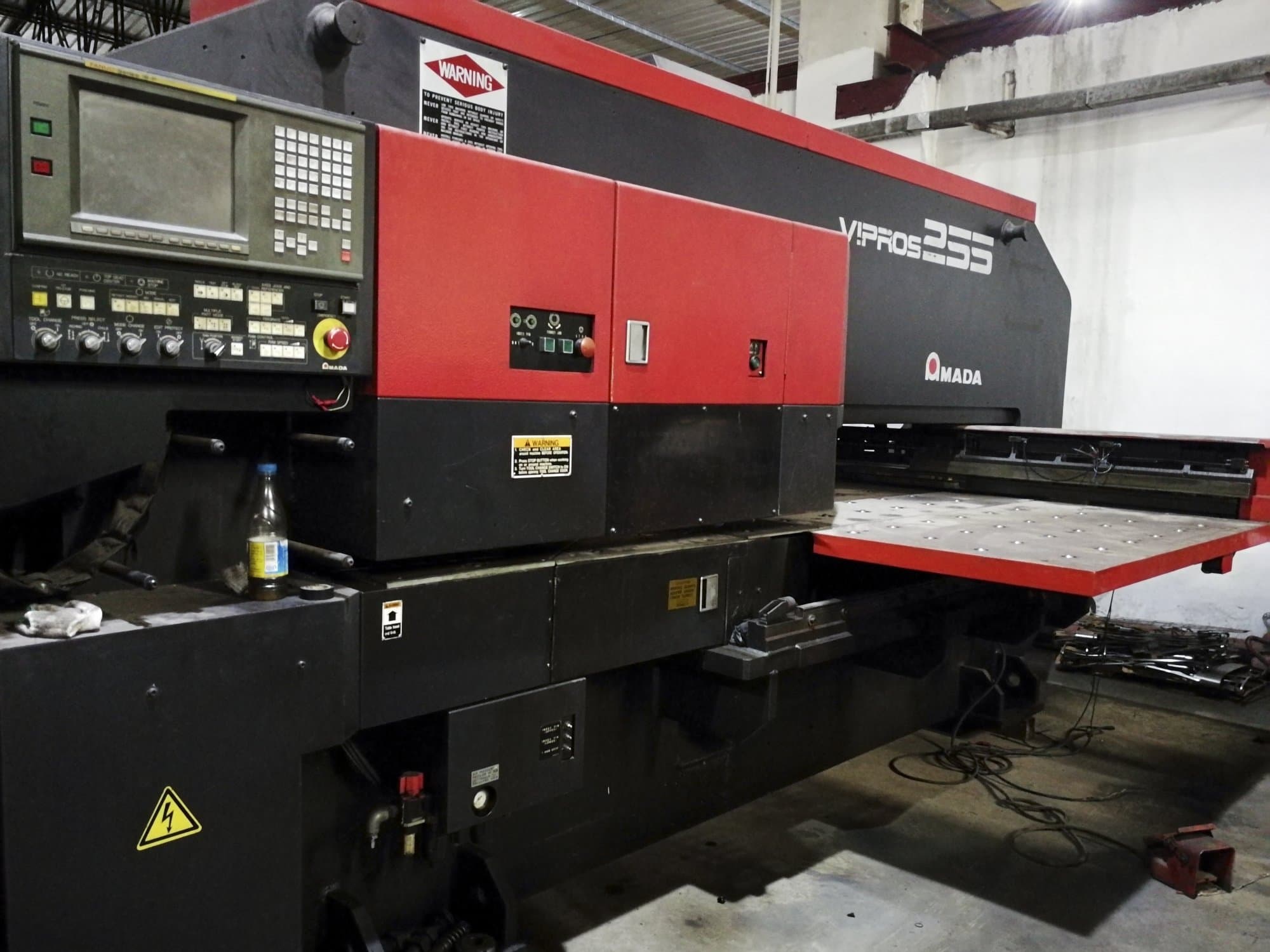 Makine  1 AMADA - Sol görünüm Vipros 255