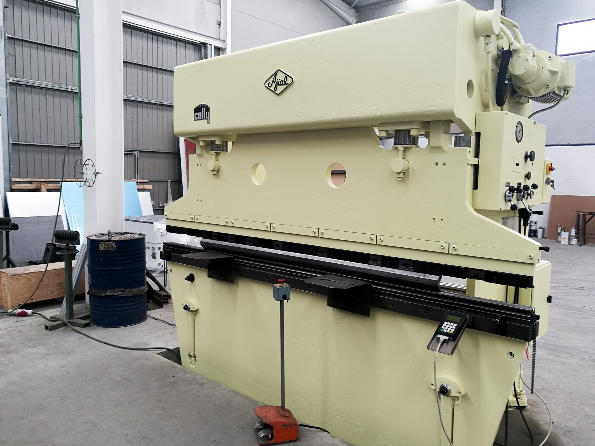 Makine  Ajial - Sağdan görünüm Colly 89