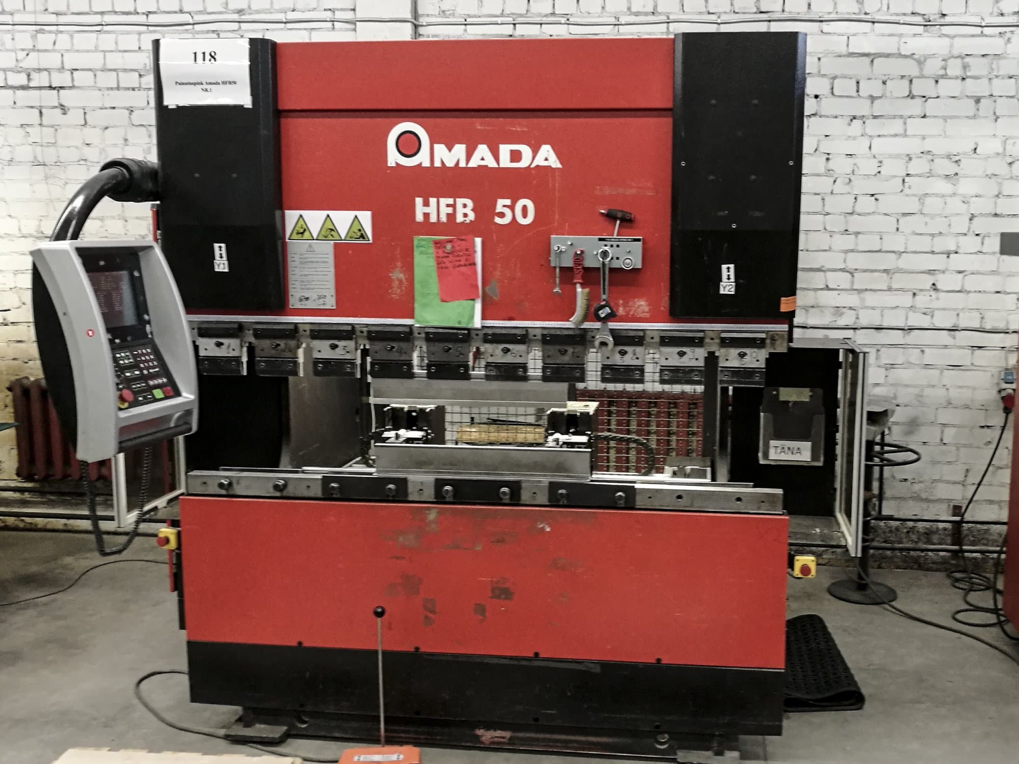 Makine  AMADA - Önden görünüm HFB 50