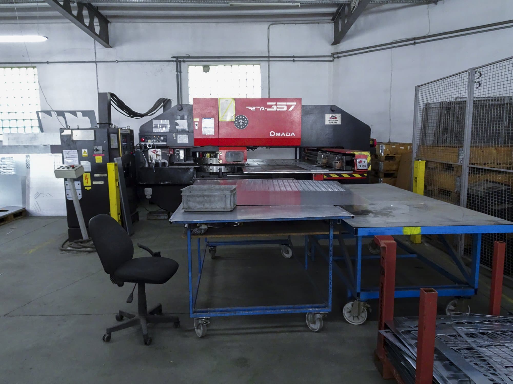 Makine  AMADA - Önden görünüm PEGA 357