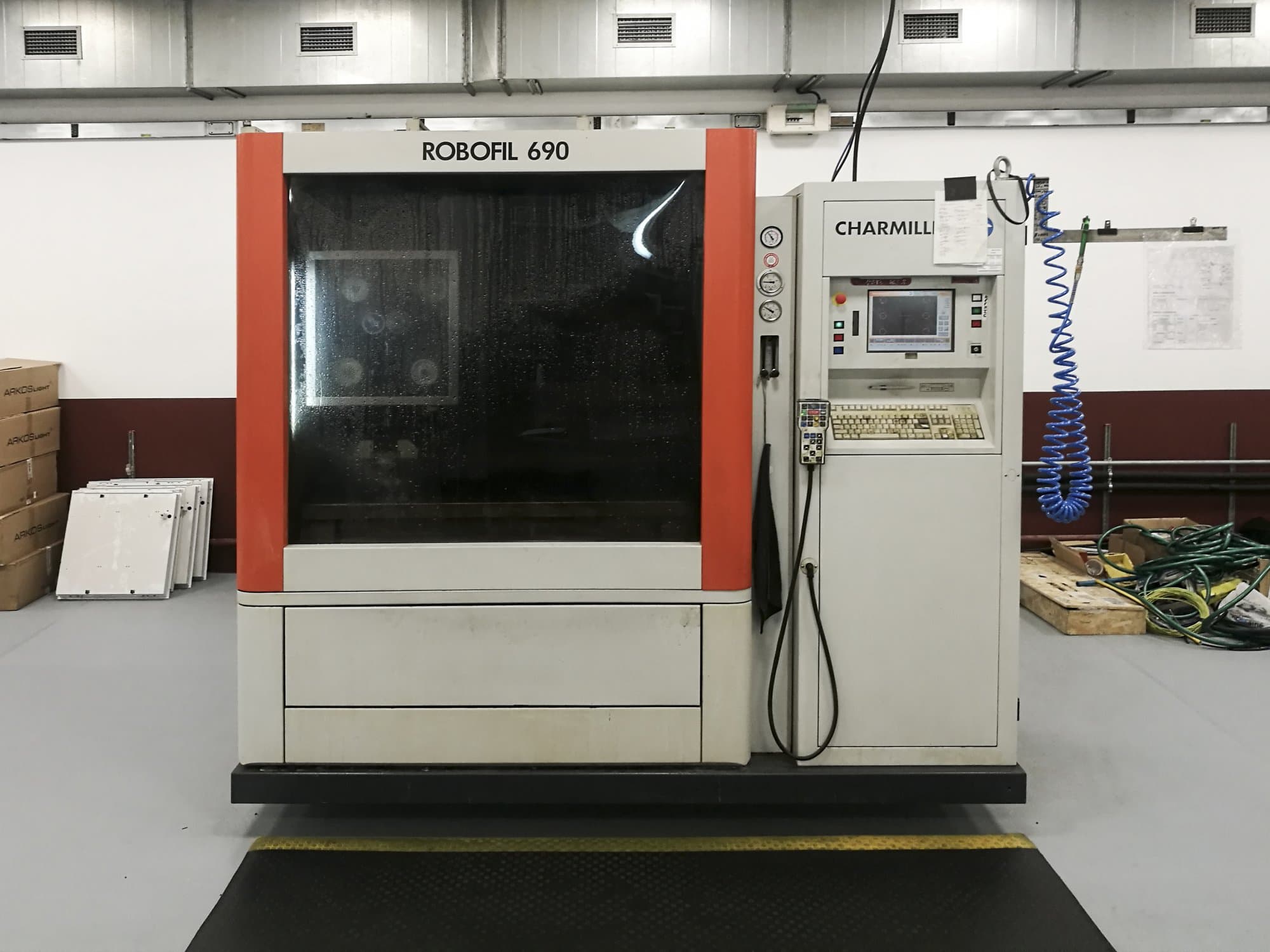 Makine  CHARMILLES - Önden görünüm ROBOFIL 690