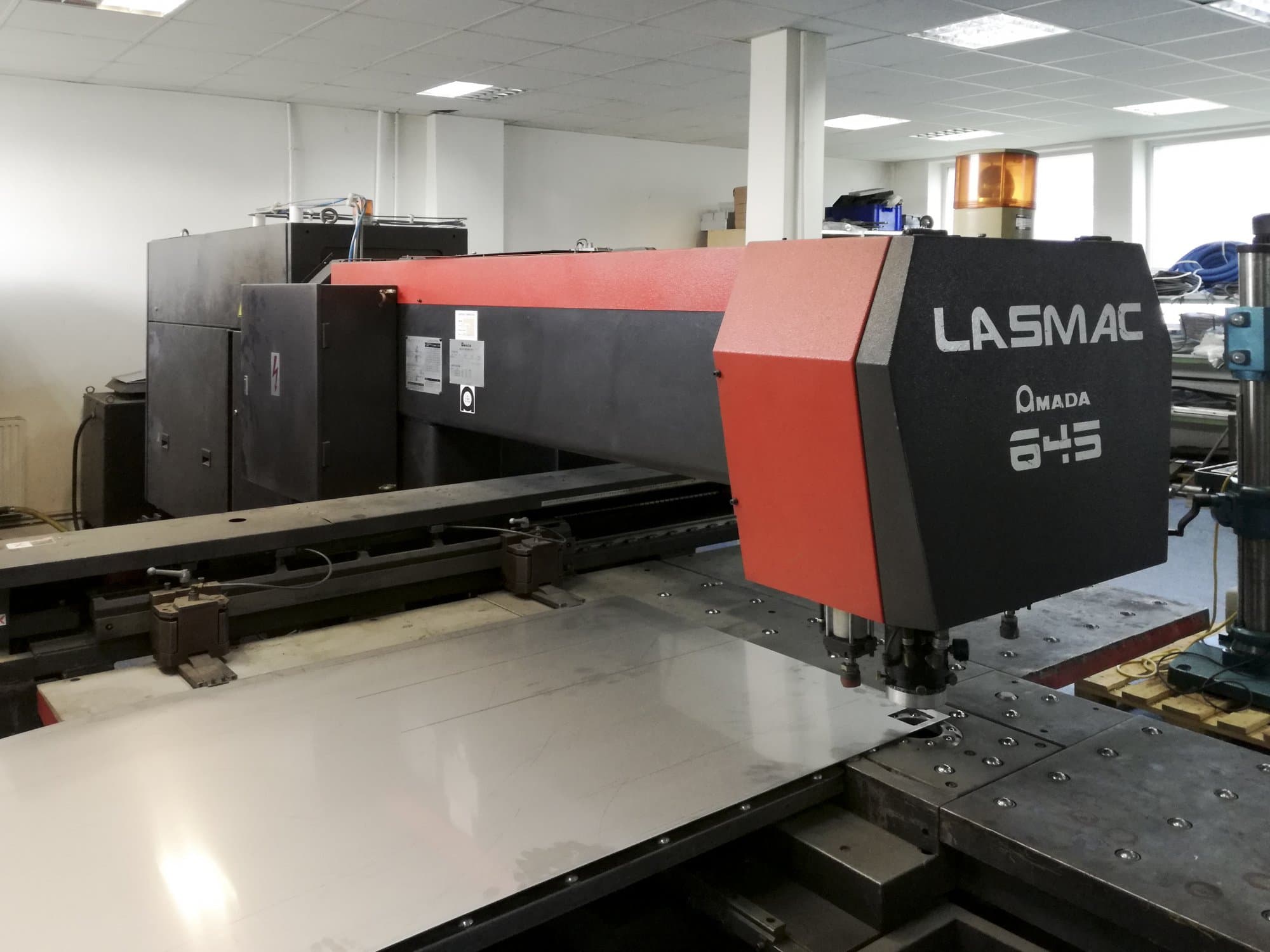 Makine  AMADA - Sol görünüm LCE 645