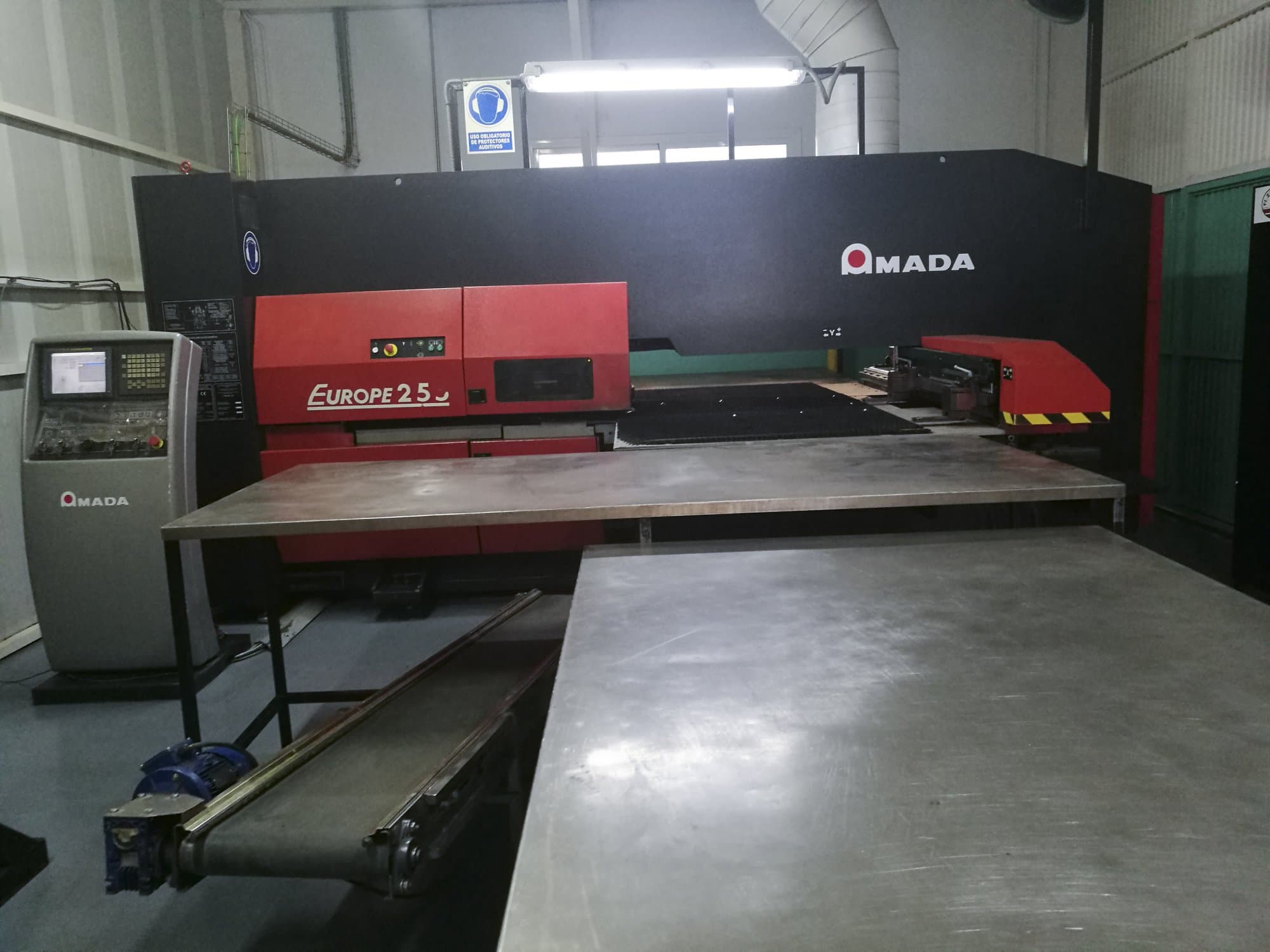 Makine  AMADA - Önden görünüm EUROPE 255