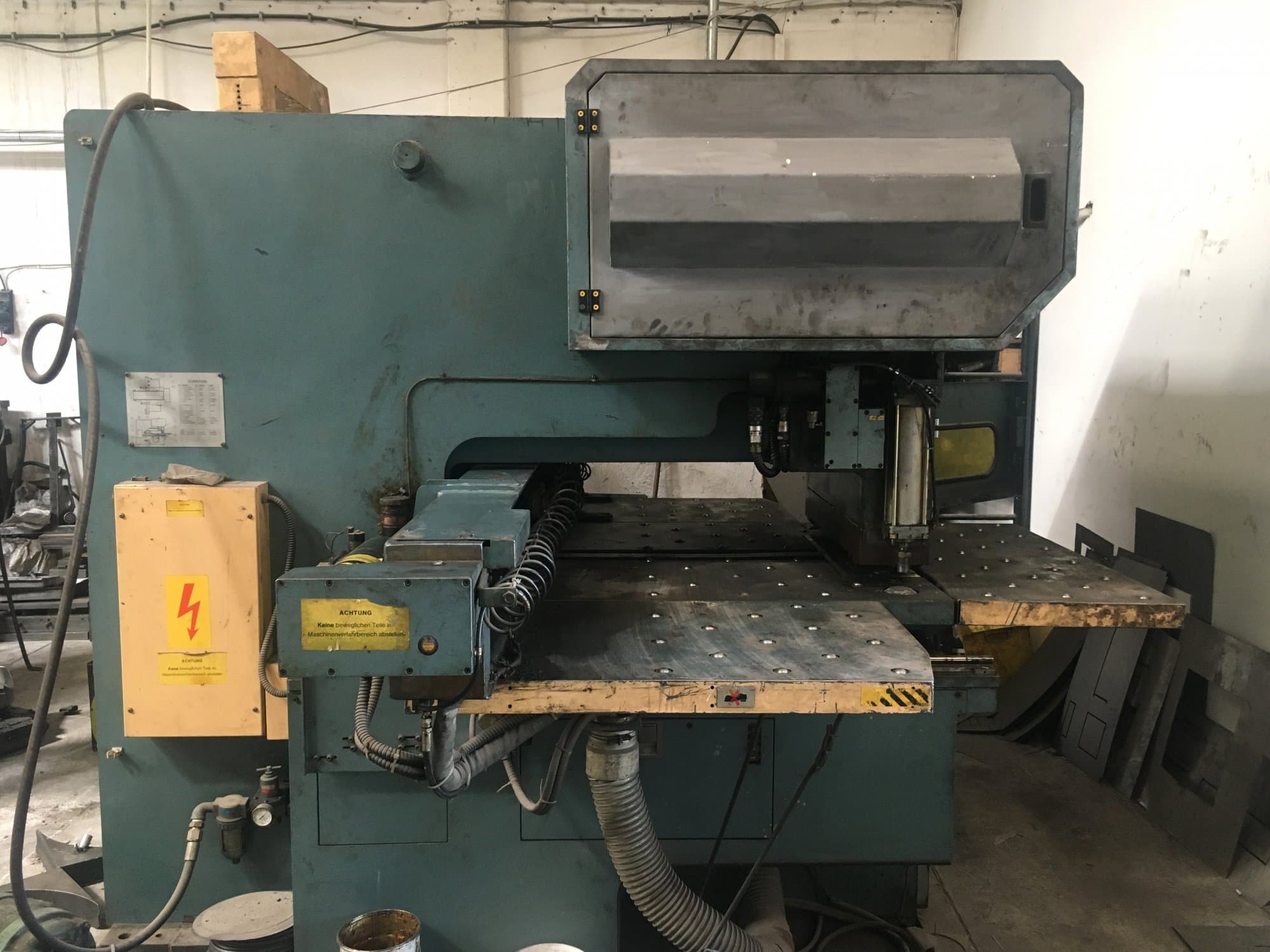 Makine  AMADA - Önden görünüm OCTO-334