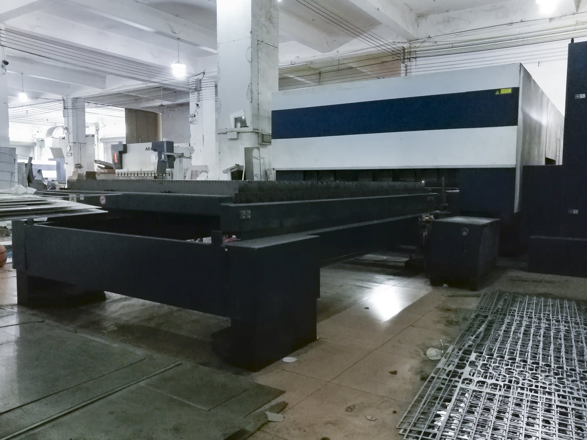 Makine  1 Trumpf - Sağdan görünüm TruLaser 3030