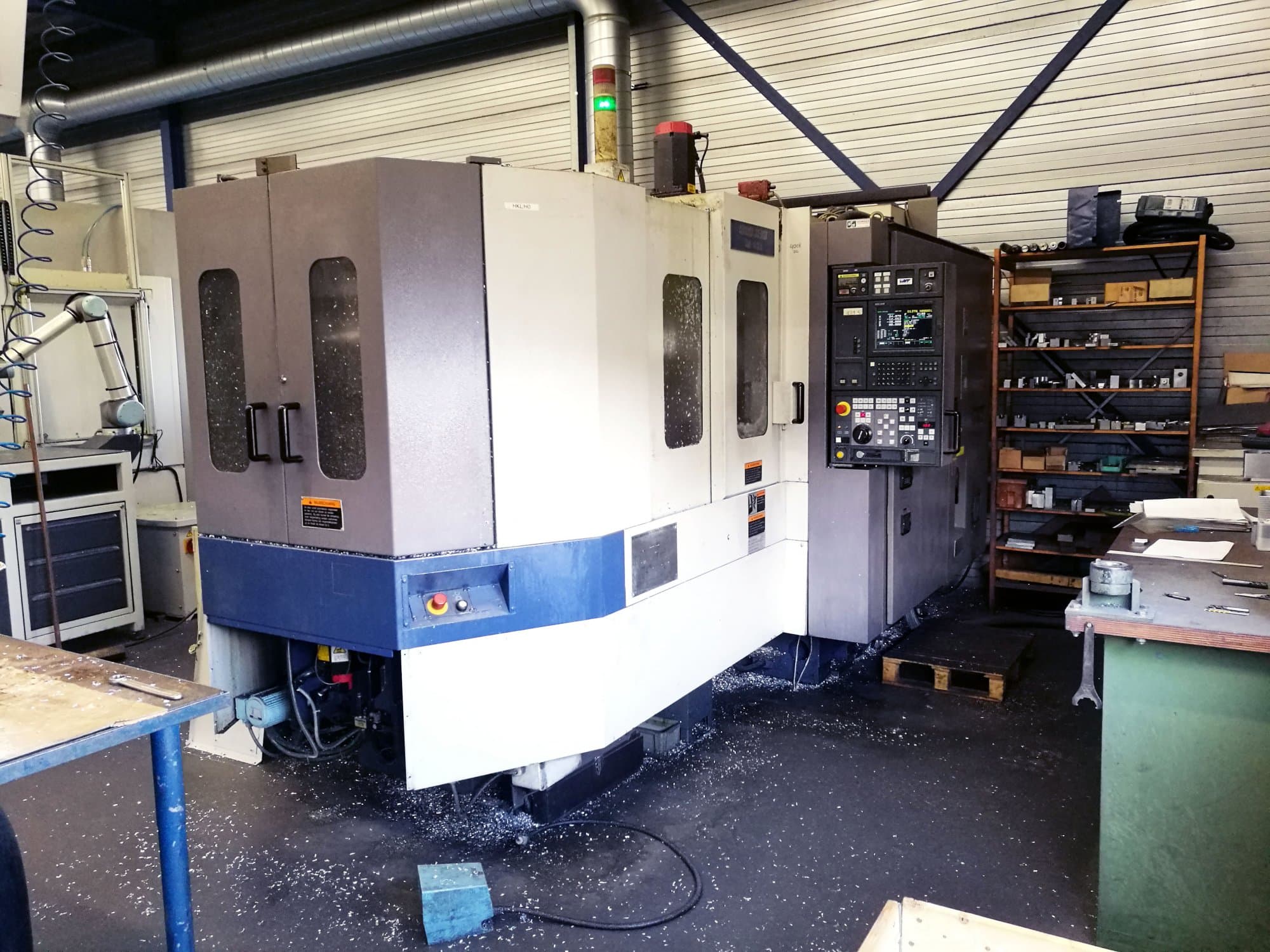 Makine  MORI SEIKI - Sağdan görünüm SH-403
