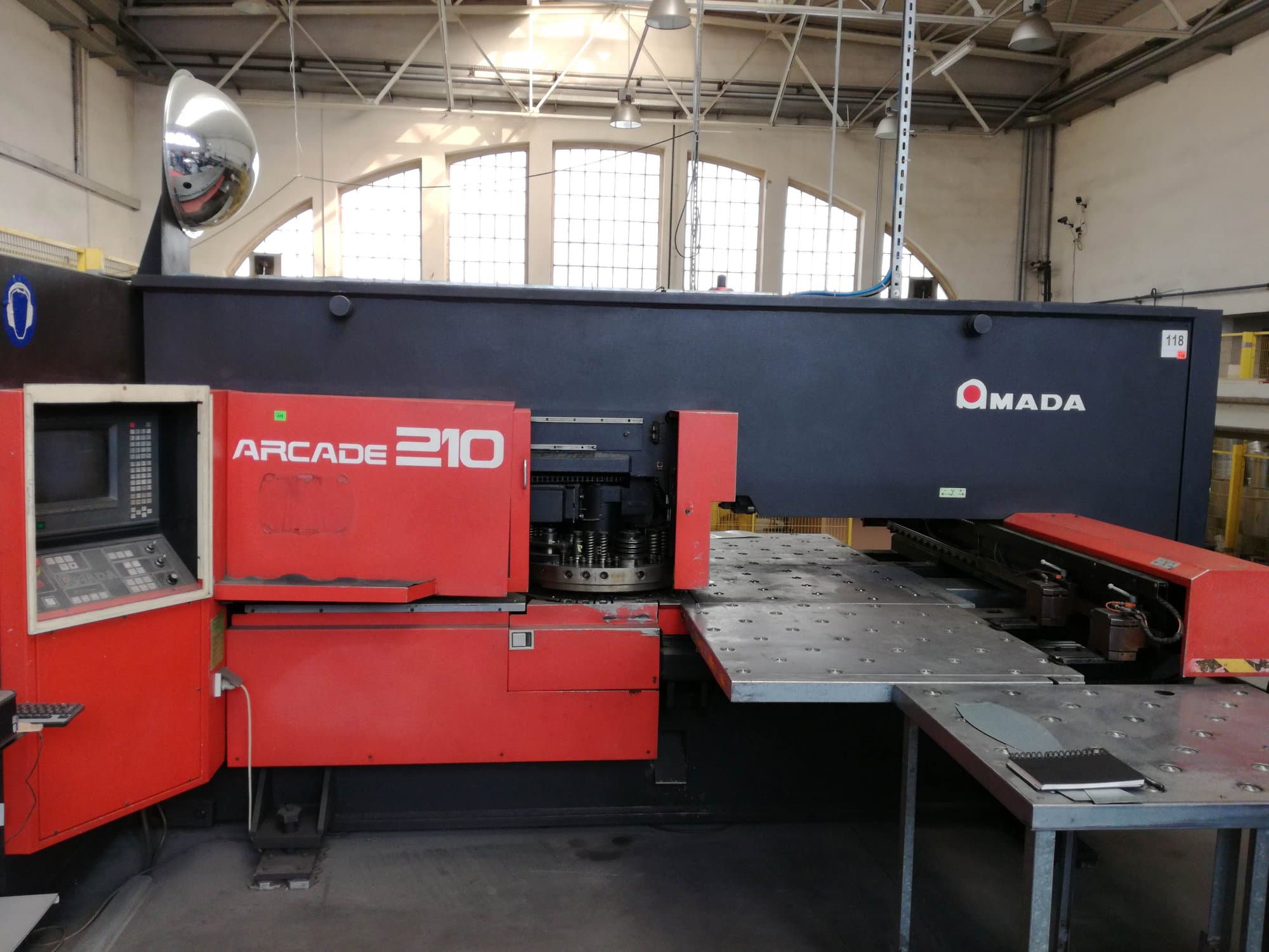 Makine  AMADA - Önden görünüm ARCADE 210