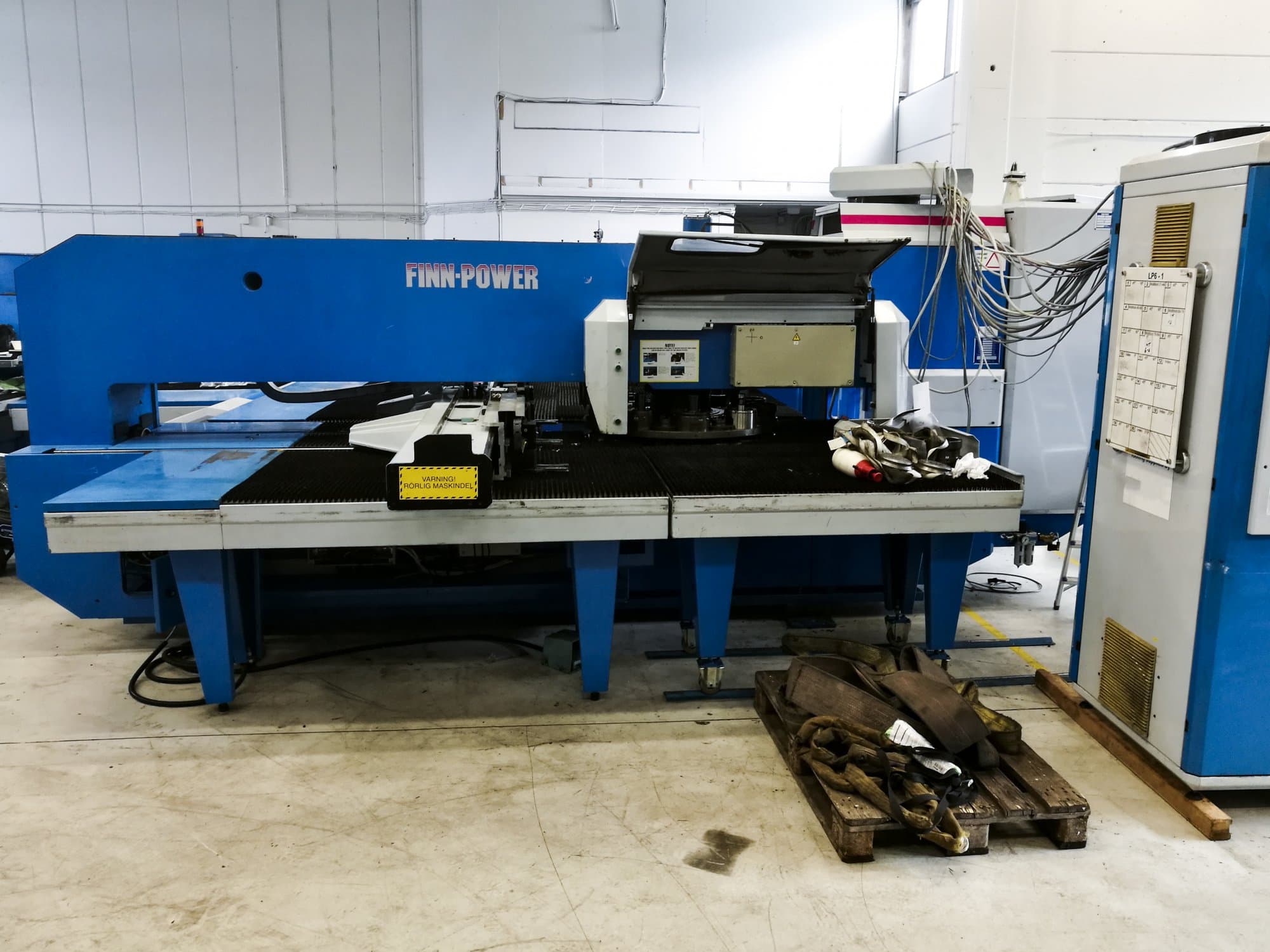 Makine  Finn-Power - Önden görünüm LP6 SB